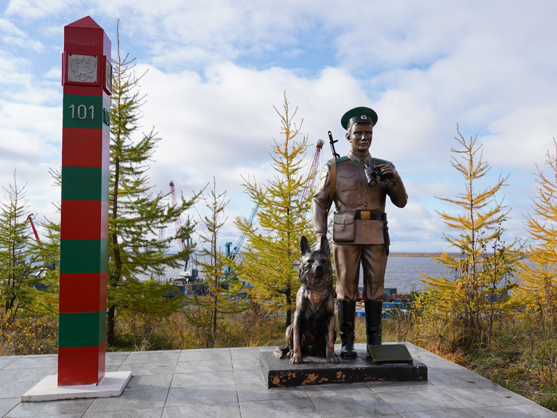 Памятник "Пограничникам Крайнего Севера".